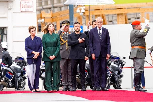 News Themen der Woche KW25 16.06.2025 - Österreich, Wien, Europa: Staatsbesuch - Der ukrainische Präsident Wolodymyr Selenskyj trifft gemeinsam mit seiner Ehefrau Olena Selenska vor der Präsidentschaftskanzlei am Ballhausplatz ein. Empfang durch Bundespräsident Alexander Van der Bellen und Doris Schmidauer mit militärischen Ehren Stichworte: Ukrainekrieg, EU‘Beitrittsperspektive, militärische und humanitäre Unterstützung, Wiederaufbauhilfe, österreichische Neutralität, Sicherheitspolitik, bilaterale Beziehungen, Solidarität mit der Ukraine, diplomatische Gespräche, internationale Kooperation, Außenpolitik Österreichs, Proteste gegen Waffenlieferungen, prorussische Gegendemonstrationen, Polizeiaufgebot, Heldenplatz gesperrt, Sicherheitsvorkehrungen in Copyright: xLukaxKolanovicx