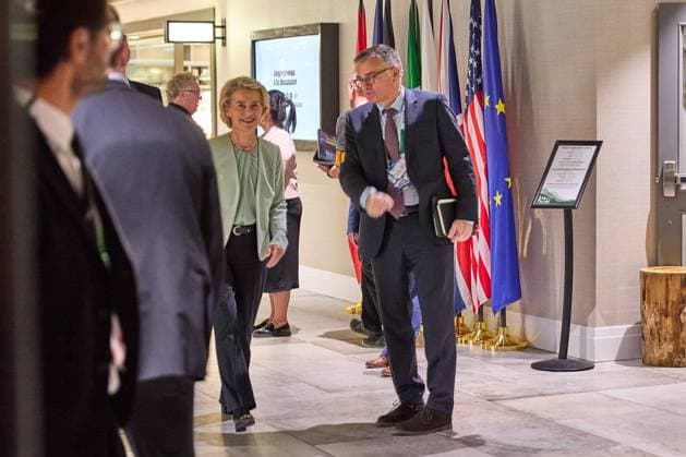 Kananaskis, Alberta, Canada, 16 06 2025 Mountain Lodge G7 Summit 2025 EU Commission President Ursula von der Leyen speaks with German government spokesman Stefan Kornelius Copyright: xdtsxNachrichtenagenturx dts_71093