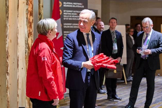 Kananaskis, Alberta, Canada, 16 06 2025 Mountain Lodge G7 Summit 2025 Canadian Prime Minister Mark Carney, right Copyright: xdtsxNachrichtenagenturx dts_71092