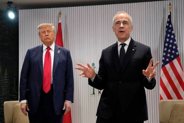 News Bilder des Tages June 16, 2025, Kananaskis, Ab, Canada: Prime Minister Mark Carney, right, meets with United States President Donald Trump at the G7 Summit in Kananaskis, Alta., on Monday, June 16, 2025. Kananaskis Canada - ZUMAc35_ 20250616_zaf_c35_018 Copyright: xAdrianxWyldx