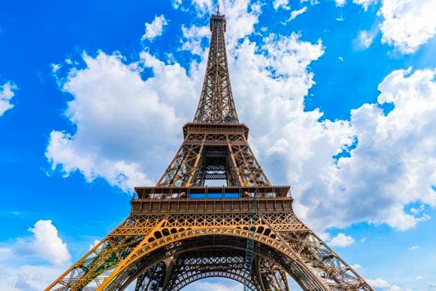 Eiffelturm gegen hellblauen Himmel mit Wolken Eiffel Tower Against Bright Blue Sky with Clouds (License=RF) Copyright: xZoonar.com natatravelx 23564967