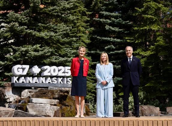 June 16, 2025, Kananaskis: Canadian Prime Minister Mark Carney (R) and wife Diana Fox Carney (L) pose for a photo with Prime Minister of Italy Giorgia Meloni (C) during the first day of official events at the G7 Leaders Summit in Kananaskis, Alberta, Canada, 16 June 2025. .ANSA CHIGI PALACE PRESS OFFICE FILIPPO ATTILI. NPK Kananaskis  - ZUMAa110 20250616_zaf_a110_053 Copyright: xChigixPalacexPressxOffice Filippx