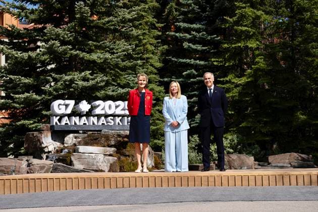 June 16, 2025, Kananaskis: Canadian Prime Minister Mark Carney (R) and wife Diana Fox Carney (L) pose for a photo with Prime Minister of Italy Giorgia Meloni (C) during the first day of official events at the G7 Leaders Summit in Kananaskis, Alberta, Canada, 16 June 2025. .ANSA CHIGI PALACE PRESS OFFICE FILIPPO ATTILI. NPK Kananaskis  - ZUMAa110 20250616_zaf_a110_067 Copyright: xChigixPalacexPressxOffice Filippx