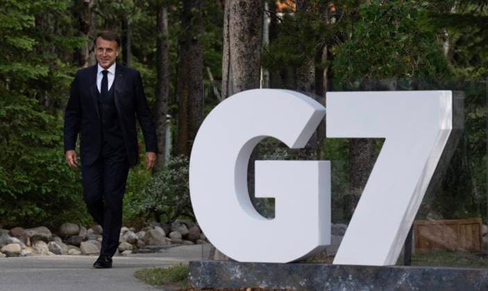 June 16, 2025, Kananaskis, Ab, Canada: French President Emmanuel Macron makes his way to the official welcome at the G7 Summit in Kananaskis, Alta., on Monday, June 16, 2025. Kananaskis Canada  - ZUMAc35_ 20250616_zaf_c35_054 Copyright: xAdrianxWyldx