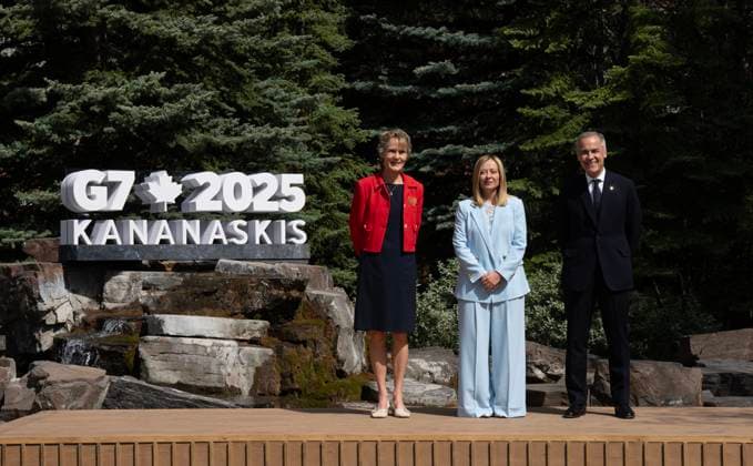 June 16, 2025, Kananaskis, Ab, Canada: Prime Minister Mark Carney and his wife Diana Fox Carney.. pose with Italian Prime Minister Giorgia Meloni during an official welcome ceremony at the G7 Summit in Kananaskis, Alta., on Monday, June 16, 2025. Kananaskis Canada  - ZUMAc35_ 20250616_zaf_c35_063 Copyright: xAdrianxWyldx