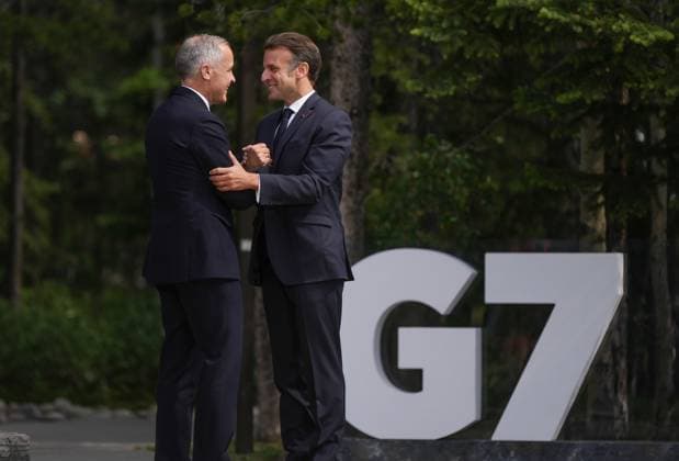 June 16, 2025, Kananaskis, Ab, CANADA: Canadian Prime Minister Mark Carney, left, welcomes French President Emmanuel Macron to the G7 Summit in Kananaskis, Alta., on Monday, June 16, 2025. Kananaskis CANADA - ZUMAc35_ 20250616_zaf_c35_079 Copyright: xDarrylxDyckx