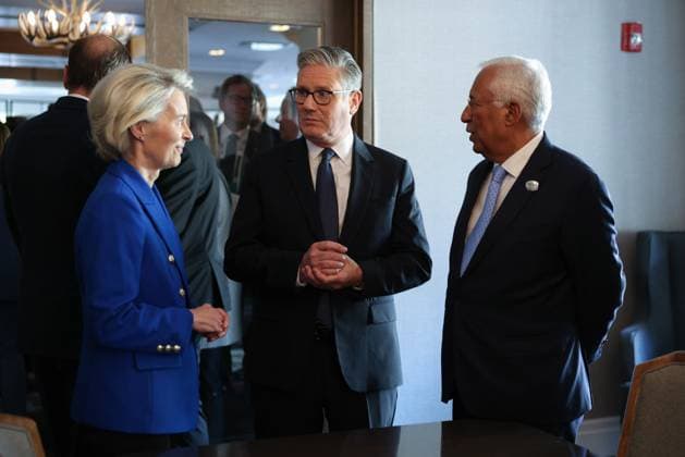 British Prime Minister Keir Starmer (C) speaks with European Commission President Ursula Von der Leyen (L), I, and European Council President António Costa (R) they meet during the Group of Seven (G7) Summit at the Pomeroy Kananaskis Mountain Lodge in Kananaskis, Alberta, Canada.  CAN2025061621 AlexandrosxMICHAILIDISx(EU)