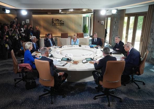 June 16, 2025, Kananaskis, Ab, CANADA: Canadian Prime Minister Mark Carney, back right, speaks during a working session at the G7 Summit in Kananaskis, Alta., on Monday, June 16, 2025. Seated with Carney, clockwise are, U.S. President Donald Trump, British Prime Minister Keir Starmer, German Chancellor Friedrich Merz, President of the European Commission Ursula von der Leyen, European Council President Antonio Costa, Japanese Prime Minister Shigeru Ishiba, Italian Prime Minister Giorgia Meloni and French President Emmanuel Macron. Kananaskis CANADA - ZUMAc35_ 20250616_zaf_c35_226 Copyright: xDarrylxDyckx