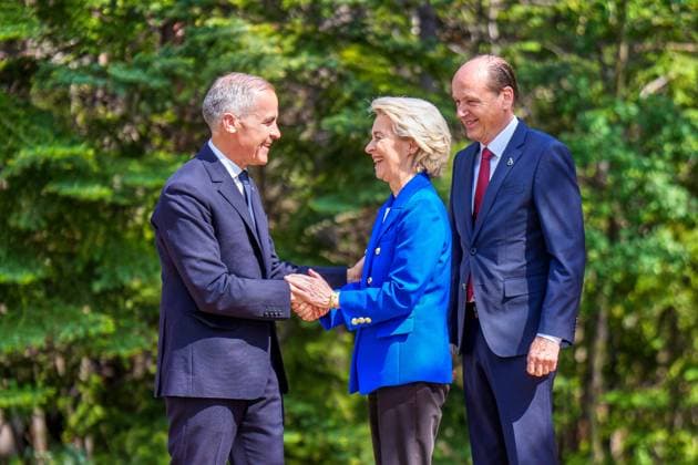 Kananaskis, Alberta, Canada, 16 06 2025 Mountain Lodge G7 Summit 2025 Canadian Prime Minister Mark Carney welcomes EU Commission President Ursula von der Leyen and her husband Heiko Echter von der Leyen Photo Michael Kappeler Pool Copyright: xMichaelxKappeler Pool dtsxNachrichtenagenturx dts_71167