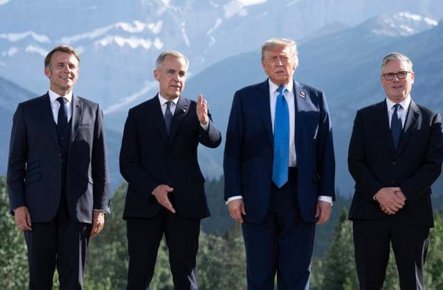 June 16, 2025, Kananaskis, Ab, Canada: Prime Minister Mark Carney gestures where to look as he stands with French President Emmanuel Macron, left to right, United States President Donald Trump and United Kingdom Prime Minister Keir Starmer during the official family photo, Monday, June16, 2025 in Kananaskis. Kananaskis Canada  - ZUMAc35_ 20250616_zaf_c35_229 Copyright: xAdrianxWyldx