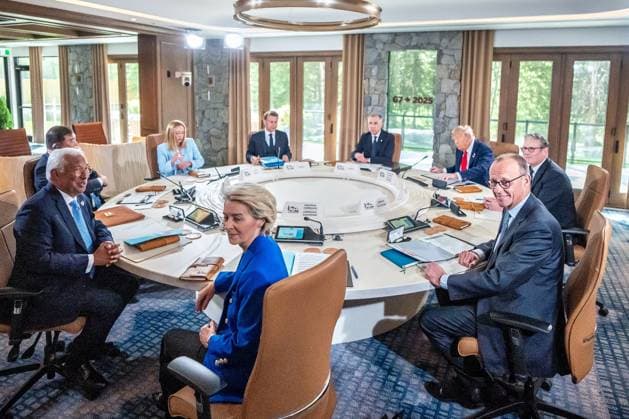 Kananaskis, Alberta, Canada, 16 06 2025 Mountain Lodge G7 Summit 2025 Working session of the G7, clockwise starting with the Chair Mark Carney Canada , Donald Trump USA , Keir Starmer United Kingdom , German Chancellor Friedrich Merz CDU , Ursula von der Leyen EU , Antonio Costas EU , Shigeru Ishiba Japan , Giorgia Meloni It Copyright: xMichaelxKappeler Pool dtsxNachrichtenagenturx dts_71120