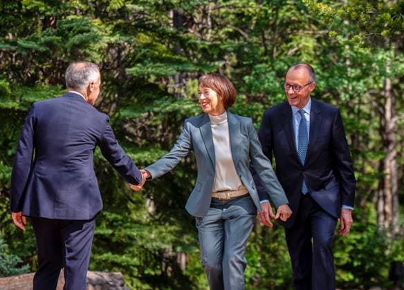 Kananaskis, Alberta, Canada, 16 06 2025 Mountain Lodge G7 Summit 2025 Canadian Prime Minister Mark Carney welcomes Charlotte Merz and Federal Chancellor Friedrich Merz CDU Photo Michael Kappeler Pool Copyright: xMichaelxKappeler Pool dtsxNachrichtenagenturx dts_71166