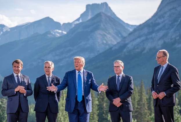 Kananaskis, Alberta, Canada, 16 06 2025 Mountain Lodge G7 Summit 2025 Family photo with L R Emmanuel Macron France , Mark Carney Canada , Donald Trump USA , Keir Starmer Great Britain , German Chancellor Friedrich Merz CDU Photo Michael Kappeler Pool Copyright: xMichaelxKappeler Pool dtsxNachrichtenagenturx dts_71149