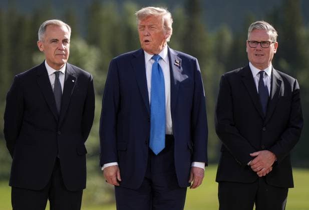 June 16, 2025, Kananaskis, Ab, CANADA: Prime Minister Mark Carney, from left to right, U.S. President Donald Trump and British Prime Minister Keir Starmer pose for the family photograph during the G7 Summit in Kananaskis, Alta., Monday, June 16, 2025. Kananaskis CANADA - ZUMAc35_ 20250616_zaf_c35_256 Copyright: xDarrylxDyckx