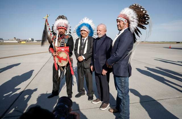 June 16, 2025, Calgary, Ab, CANADA: Brazilian President Luiz Inacio Lula da Silva, second right, poses with First Nations member after arriving in Calgary, Alta., Monday, June 16, 2025, to attend the G7 Leaders meeting taking place in Kananaskis. Calgary CANADA - ZUMAc35_ 20250616_zaf_c35_272 Copyright: xJeffxMcintoshx