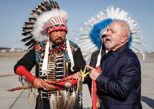 June 16, 2025, Calgary, Ab, CANADA: Brazilian President Luiz Inacio Lula da Silva, right, reacts after touching an eagle claw held by Tsuut ina First Nation member Kendall Jacobs after arriving in Calgary, Alta., Monday, June 16, 2025, to attend the G7 Leaders meeting taking place in Kananaskis. Calgary CANADA - ZUMAc35_ 20250616_zaf_c35_274 Copyright: xJeffxMcintoshx