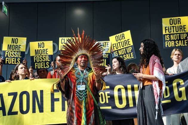 Bilder des Jahres 2025, News 06 Juni News Themen der Woche KW25 News Bilder des Tages June 17, 2025, Bonn, Germany, Germany: A protest takes place inside the World Conference Center in Bonn, Germany, during SB62 climate talks. Demonstrators hold banners saying Amazon Free and Climate Leadership is Not Made of Oil as an Amazon Indigenous man adorned with feather headdress and clothing leads the protest peacefully. Bonn Germany - ZUMAo116 20250617_znp_o116_013 Copyright: xBiancaxOterox