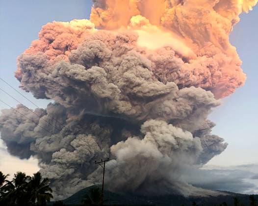 Bilder des Jahres 2025, News 06 Juni News Themen der Woche KW25 Indonesien, Vulkan Lewotobi Laki-Laki auf der Insel Flores ausgebrochen (250617) -- EAST FLORES, June 17, 2025 -- This photo provided by Indonesia s Center for Volcanology and Geological Hazard Mitigation () shows volcanic materials spewing from Mount Lewotobi Laki-Laki at East Flores regency in East Nusa Tenggara, Indonesia, on June 17, 2025. ( Handout via Xinhua) INDONESIA-EAST FLORE-MOUNT LEWOTOBI LAKI LAKI-ERUPTION PVMBG 