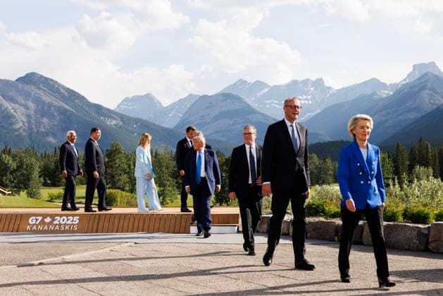 Prime Minister Keir Starmer attends the G7 Summit in Canada 16 06 2025. Kananaskis, Canada. Prime Minister Keir Starmer poses for a family photo alongside European Council President Antonio Costa, Japanese Prime Minister Shigeru Ishiba, Italian Prime Minister Giorgia Meloni, French President Emmanuel Macron, Canadian Prime Minister Mark Carney, US President Donald Trump as they attend the G7 Summit in the Kananaskis mountain lodge in Canada., Credit:Simon Dawson Avalon Canada, Kananaskis  Copyright: xSimonxDawsonx xAvalonx 1011815005