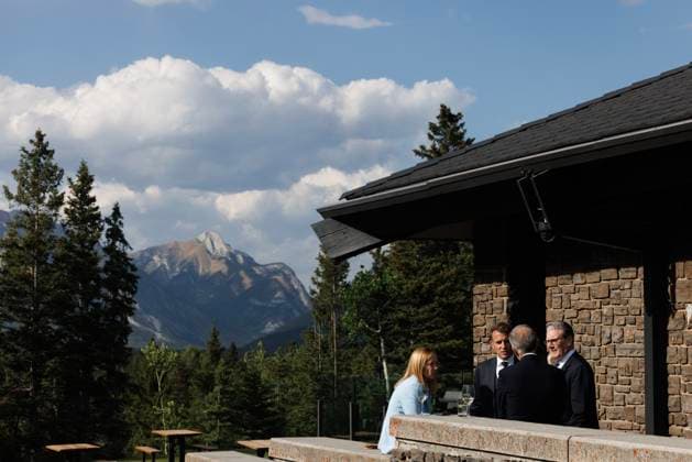 Prime Minister Keir Starmer attends the G7 Summit in Canada 16 06 2025. Kananaskis, Canada. Prime Minister Keir Starmer speaks Emmanuel Macron and Giorgia Meloni as they attend the G7 Summit in the Kananaskis mountain lodge in Canada., Credit:Simon Dawson Avalon Canada, Kananaskis  Copyright: xSimonxDawsonx xAvalonx 1011815126