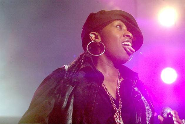 Info - L artiste américaine Missy Elliott est devenue la première rappeuse intronisée au panthéon des auteurs de chansons, le Songwriters Hall of Fame le 13 juin 2019. Info - American artist Missy Elliott became the first inductee rapper to the Songwriters Hall of Fame Hall of Fame on June 13, 2019. - MISSY ELLIOTT EN CONCERT AU ZENITH A PARIS LORS DE LA TOURNEE HIP HOP DON T STOP CHANTEUSE SCENE CHANTE CHAPEAU PLAN SERRE CASQUETTE BOUCLE D OREILLE *** Info L Artist amerikanische Missy Elliott ist geworden die erste Rapperin inthronisiert Au Pantheon der Autoren von Lieder, der Songwriter Diele von Fame der 13 Juni 2019 Info Amerikanisch artist Missy Elliott wurde the first induziert berichten to t  Copyright: xAGENCEx xBESTIMAGExAGENCEx xBESTIMAGEx