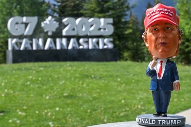 Trump™s Early Exit Throws G7 Summit Into Question BANFF, CANADA JUNE 17, 2025: A mini statue of U.S. President Donald Trump stands in front of the G7 Summit logo outside the International Media Center in Banff, Alberta, Canada, on June 17, 2025. President Trump left the G7 summit in Kananaskis, Canada, on Monday night a day and a half earlier than planned to return to Washington amid escalating tensions in the Middle East, raising questions about the future direction and outcomes of the ongoing talks. Banff Canada  Copyright: xSTRx originalFilename: str-trumpsea250617_npa45.jpg