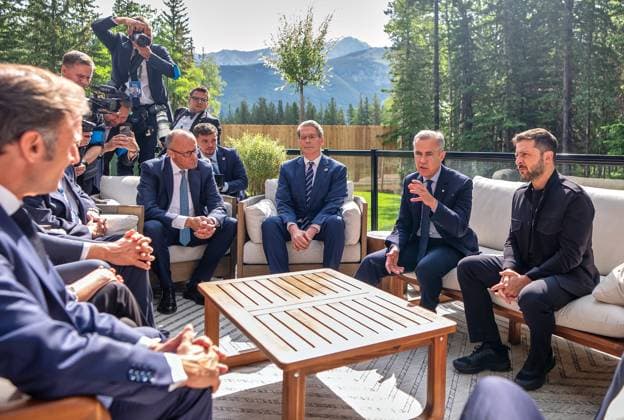 Kananaskis, Alberta, Canada, 17 06 2025 Mountain Lodge G7 Summit 2025 L R French President Emmanuel Macron, German Chancellor Friedrich Merz CDU , US Secretary of the Treasury Scott Bessent, Canadian Prime Minister Mark Carney and Ukrainian President Volodymyr Selenskyj Photo Michael Kappeler Pool Copyright: xMichaelxKappeler Pool dtsxNachrichtenagenturx dts_71214