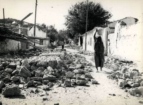 Afrika Ägypten 14. September 1954 Szenen des Erdbebens in Algerien: Eine einheimische Frau, die nach arabischer Art einen Korb auf dem Kopf trägt, spaziert durch die Trümmer eines vom Erdbeben zerstörten Dorfes. (Bildnachweis: Keystone Pictures USA ZUMAPRESS.com) *** Africa Egypt 14 September 1954 Scenes of Earthquake in Algeria a Locals Ms, the to Arabic Art a Basket at the Head carries, walked through the Debris one from Earthquake destroyed Village Picture credits Keystone Pictures USA ZUMAPRESS Com  Copyright: xUnitedxArchivesx xkpaxKeystonex 19540914_baf_k09_002