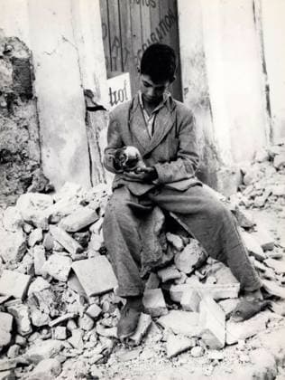 Unfälle Katastrophen Brände Überschwemmungen Tragödien 14. September 1954 Szenen des Erdbebens in Algerien: Ein junger einheimischer Junge mit einem Kätzchen in den Ruinen seines durch das Erdbeben zerstörten Hauses in der Gegend von Orelansville. (Bildnachweis: Keystone Pictures USA ZUMAPRESS.com) *** Accidents Disasters Fires Floods Tragedies 14 September 1954 Scenes of Earthquake in Algeria a Youngster Local Boy with a Kittens in the Ruins his through the Earthquake destroyed House in the Area from Orelansville Picture credits Keystone Pictures USA ZUMAPRESS Com  Copyright: xUnitedxArchivesx xkpaxKeystonex 19540914_baf_k09_004