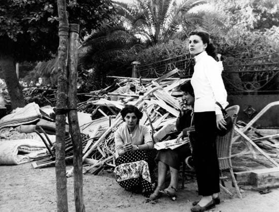 Naturkatastrophen: Erdbeben 1954 in Algerien 14. September 1954 - Orleansville, Algerien - Französische Einwohner von Orleansville campieren im Garten. Die alte Frau im Stuhl weint bitterlich nach dem Erdbeben im September 1954 in Algerien. Bei der Katastrophe in dem afrikanischen Land kamen 1.400 Menschen ums Leben, 14.000 wurden verletzt. Orleansvile Algeria *** Natural disasters Earthquake 1954 in Algeria 14 September 1954 Orleansville, Algeria French Population from Ville Orleans Camping at Garden the Old Woman at Chair cries bitterly to the Earthquake at September 1954 in Algeria at the Catastrophe in the African Country Kamen 1 400 People ums Life, 14 000 were violated Orleansvile Algeria  Copyright: xUnitedxArchivesx xkpaxKeystonex 19540914_mar_k09_010