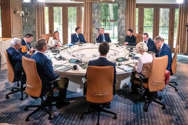 Kananaskis, Alberta, Canada, 17 06 2025 Mountain Lodge G7 Summit 2025 Working session of the G7, clockwise starting at the Chair Mark Carney Canada , Volodymyr Selensky Ukraine , Keir Starmer UK , German Chancellor Friedrich Merz CDU , Ursula von d Copyright: xMichaelxKappeler Pool dtsxNachrichtenagenturx dts_71221