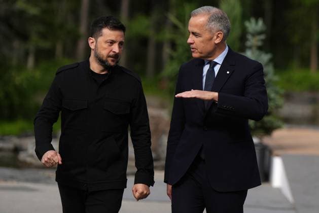 June 17, 2025, Kananaskis, Ab, CANADA: Canadian Prime Minister Mark Carney, right, welcomes Ukrainian President Volodymyr Zelenskyy to the G7 Summit in Kananaskis, Alta., on Tuesday, June 17, 2025. Kananaskis CANADA  - ZUMAc35_ 20250617_zaf_c35_076 Copyright: xDarrylxDyckx