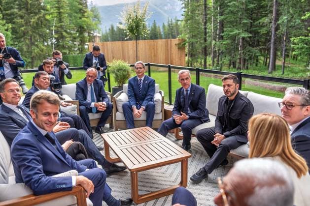 Kananaskis, Alberta, Canada, 17 06 2025 Mountain Lodge G7 Summit 2025 L R NATO Secretary General Mark Rutte, Japanese Prime Minister Shigeru Ishiba, French President Emmanuel Macron, German Chancellor Friedrich Merz CDU , US Secretary of the Treasury Sc Copyright: xMichaelxKappeler Pool dtsxNachrichtenagenturx dts_71215