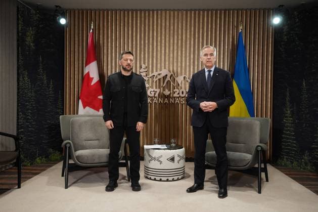 June 17, 2025, Kananaskis, Ab, CANADA: Canadian Prime Minister Mark Carney, right, and Ukrainian President Volodymyr Zelenskyy attend a meeting at the G7 Summit in Kananaskis, Alta., on Tuesday, June 17, 2025. Kananaskis CANADA  - ZUMAc35_ 20250617_zaf_c35_083 Copyright: xDarrylxDyckx