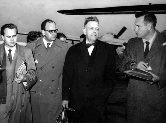 Biologe Alfred Kinsey 1894 1956 1. Januar 1955 Frankfurt, Deutschland Alfred Kinsey, ein Pionier auf dem Gebiet der männlichen und weiblichen Sexualität, überraschte mit seinen Erkenntnissen über Homosexualität und Sexualverhalten die Welt. Kinseys Forschungen zur menschlichen Sexualität beeinflussten die sozialen und kulturellen Werte der USA und vieler anderer Länder nachhaltig. Bild: Alfred Kinsey umgeben von Journalisten bei seiner Ankunft in Frankfurt. Frankfurt Germany *** Biologist Alfred Kinsey 1894 1956 1 January 1955 Frankfurt, Germany Alfred Kinsey, a Pioneer at the Area the male and female Sexuality, surprised with its Findings via Homosexuality and Sexual behaviour the World Kinseys Research to human Se  Copyright: xUnitedxArchivesx xkpaxKeystonex 19550101_nin_k09_783