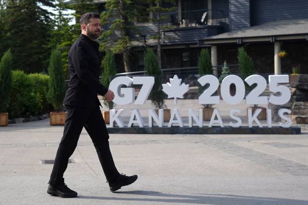 June 17, 2025, Kananaskis, Ab, CANADA: Ukrainian President Volodymyr Zelenskyy makes his way to be greeted by Canadian Prime Minister Mark Carney at the G7 Summit in Kananaskis, Alta., on Tuesday, June 17, 2025. Kananaskis CANADA  - ZUMAc35_ 20250617_zaf_c35_084 Copyright: xDarrylxDyckx