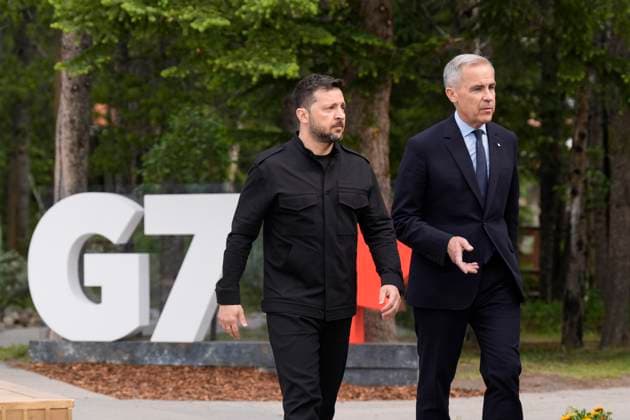 June 17, 2025, Kananaskis, Ab, Canada: Prime Minister Mark Carney walks with Ukrainian President Volodymyr Zelenskyy to a morning session at the G7 Summit in Kananaskis, Alta., Tuesday, June 17, 2025. Kananaskis Canada  - ZUMAc35_ 20250617_zaf_c35_089 Copyright: xAdrianxWyldx