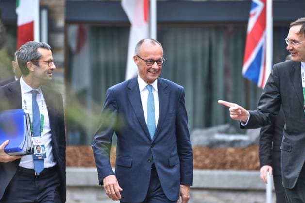 Kananaskis, Alberta, Canada, 17 06 2025 Mountain Lodge G7 Summit 2025 German Chancellor Friedrich Merz CDU with staff at the end of the meeting on his way to make a statement to journalists in which he describes the summit as a complete success Copyright: xdtsxNachrichtenagenturx dts_71225