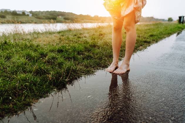 IMAGO Creative, Jahreszeit Sommer, Regen, Sommerregen Porträt Happy Tanzen barfuß in Pfützen, Teenager-Mädchen, mit nassen Haaren, in lockerer Sommerkleidung, bei Sonnenuntergang, nach dem Regen, in der Nähe von Fluss. Konzept der Natur genießen, Sonnenuntergang, Freiheit, Portrait Happy dancing barefoot in puddles, teenager girl, with wet hair, in loose summer clothes, at sunset, after rain, near river. concept of enjoying nature, sunset, freedom, (License=RF) ,model released, Symbolfoto Copyright: xZoonar.com LarysaxStefaniukx 23568894 ,model released, Symbolfoto ,property released