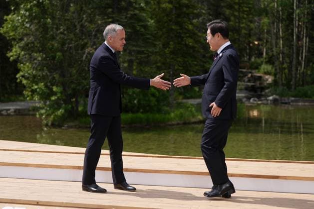 June 17, 2025, Kananaskis, Ab, CANADA: Canadian Prime Minister Mark Carney welcomes South Korean President Lee Jae-myung to the G7 Summit in Kananaskis, Alta., on Tuesday, June 17, 2025. Kananaskis CANADA  - ZUMAc35_ 20250617_zaf_c35_120 Copyright: xDarrylxDyckx