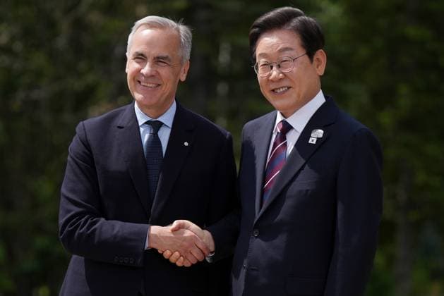 June 17, 2025, Kananaskis, Ab, CANADA: Canadian Prime Minister Mark Carney welcomes South Korean President Lee Jae-myung to the G7 Summit in Kananaskis, Alta., on Tuesday, June 17, 2025. Kananaskis CANADA  - ZUMAc35_ 20250617_zaf_c35_121 Copyright: xDarrylxDyckx