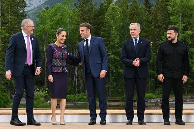G7 SUMMIT CANADA, (L-R) Australian Prime Minister Anthony Albanese, President of Mexico Claudia Sheinbaum, President of France Emmanuel Macron, Prime Minister of Canada Mark Carney and President of Ukraine Volodymyr Zelenskyy at the G7, Ukraine, NATO and Outreach family photograph at the G7 Leaders Summit in Kananaskis, Alberta, Canada, Tuesday, June 17, 2025. ( NO ARCHIVING Kananaskis ALBERTA CANADA  Copyright: xLUKASxCOCHx 20250618159052713899