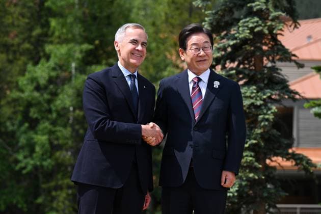 G7 SUMMIT CANADA, Prime Minister of Canada Mark Carney greets President of the Republic of Korea Lee Jae-myung during the welcome for Outreach partners at the G7 Leaders Summit in Kananaskis, Alberta, Canada, Tuesday, June 17, 2025. ( NO ARCHIVING Kananaskis ALBERTA CANADA  Copyright: xLUKASxCOCHx 20250618133945410010