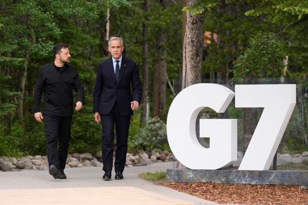 June 17, 2025, Kananaskis, Ab, Canada: Prime Minister Mark Carney walks with Ukrainian President Volodymyr Zelenskyy to a session at the G7 Summit in Kananaskis, Alta., on Tuesday, June 17, 2025. Kananaskis Canada  - ZUMAc35_ 20250617_zaf_c35_096 Copyright: xAdrianxWyldx