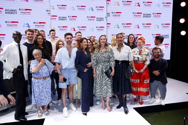 Final group picture with the celebrities around Teri Hatcher at the Ernstings Family Celebrate Diversity Fashion Show on 17 06 2025 in Hamburg Ernstings Family Fashion Show 2025 in Hamburg