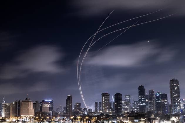 Bilder des Jahres 2025, News 06 Juni News Themen der Woche KW25 News Bilder des Tages Iran continues to launch missiles towards Israel TEL AVIV, ISRAEL - JUNE 17: Iran s ongoing retaliatory attacks with ballistic missiles towards Israel are seen from Tel Aviv, Israel on June 17, 2025. Iran has resumed ballistic missile operations in response to Israeli attacks. Mostafa Alkharouf Anadolu Tel Aviv Israel. Editorial use only. Please get in touch for any other usage.  Copyright: x2025xAnadoluxMostafaxAlkharoufx