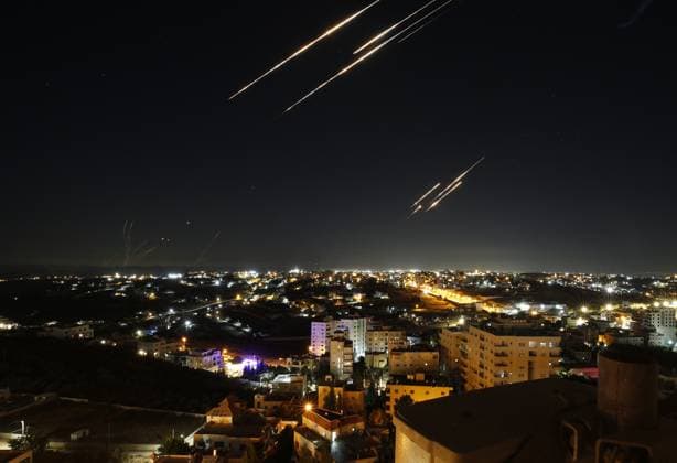 Bilder des Jahres 2025, News 06 Juni News Themen der Woche KW25 News Bilder des Tages Iran launches new retaliatory attack on Israel with 25 missiles HEBRON, WEST BANK - JUNE 18: Missiles fired from Iran are seen streaking across the skies over the city of Hebron in the West Bank on June 18, 2025. Iran, which Israel continued to attack, launched a new retaliatory attack with around 25 missiles in two successive attacks. Wisam Hashlamoun Anadolu Hebron West Bank. Editorial use only. Please get in touch for any other usage.  Copyright: x2025xAnadoluxWisamxHashlamounx