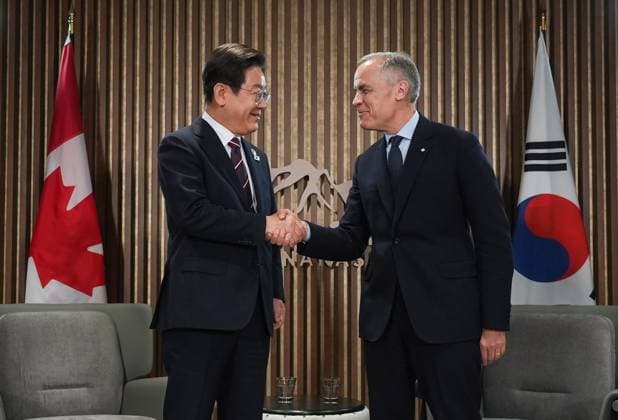 June 17, 2025, Kananaskis, Ab, CANADA: South Korean President Lee Jae-myung, left, shakes hands with Canadian Prime Minister Mark Carney before a meeting at the G7 Summit in Kananaskis, Alta., on Tuesday, June 17, 2025. Kananaskis CANADA - ZUMAc35_ 20250617_zaf_c35_244 Copyright: xDarrylxDyckx