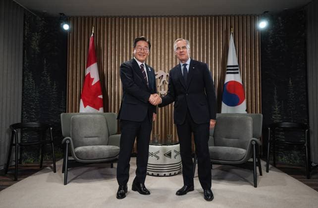 June 17, 2025, Kananaskis, Ab, CANADA: South Korean President Lee Jae-myung, left, shakes hands with Canadian Prime Minister Mark Carney before a meeting at the G7 Summit in Kananaskis, Alta., on Tuesday, June 17, 2025. Kananaskis CANADA - ZUMAc35_ 20250617_zaf_c35_243 Copyright: xDarrylxDyckx