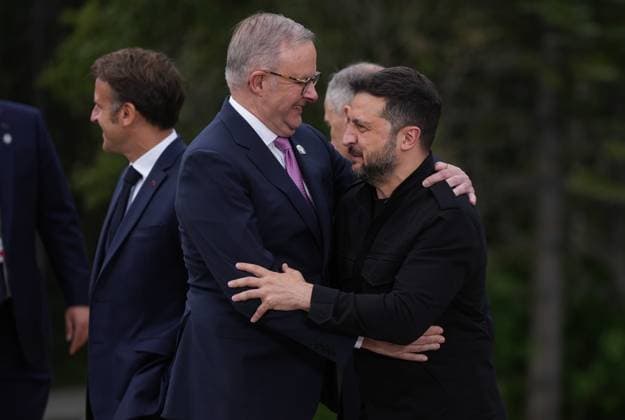 June 17, 2025, Kananaskis, Ab, CANADA: Australian Prime Minister Anthony Albanese, front left, embraces Ukrainian President Volodymyr Zelensky, front right, as French President Emmanuel Macron, back left, looks on after the family photo of world leaders and invited guests at the G7 Summit in Kananaskis, Alta., on Tuesday, June 17, 2025. Kananaskis CANADA - ZUMAc35_ 20250617_zaf_c35_245 Copyright: xDarrylxDyckx